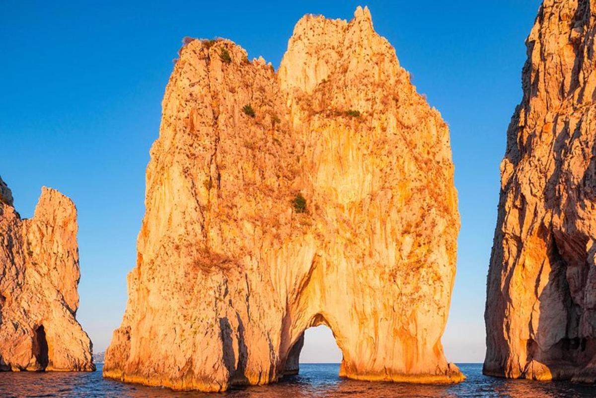 una grande formazione rocciosa nell'acqua