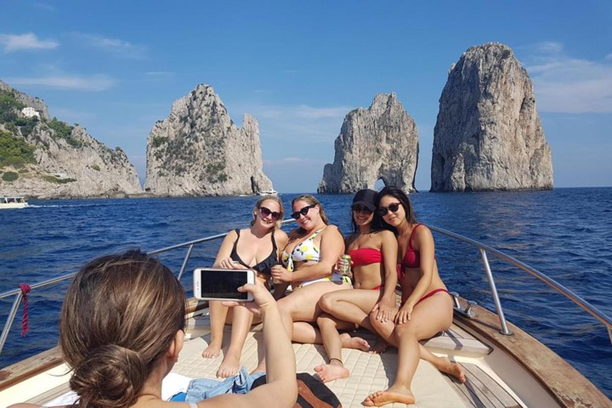 un gruppo di donne sedute su una barca in acqua