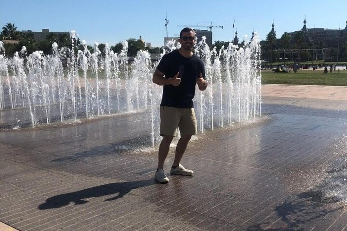 un uomo in piedi davanti a una fontana