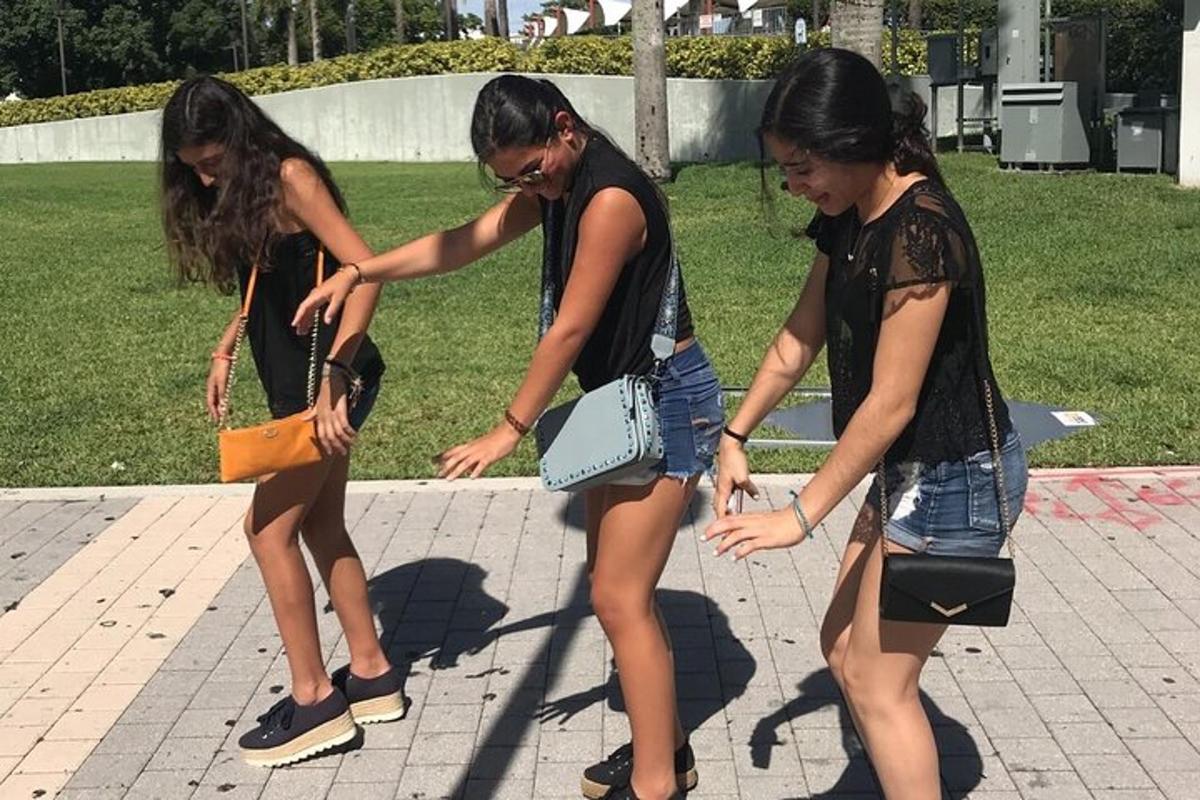 Tres chicas caminan por una acera de ladrillos