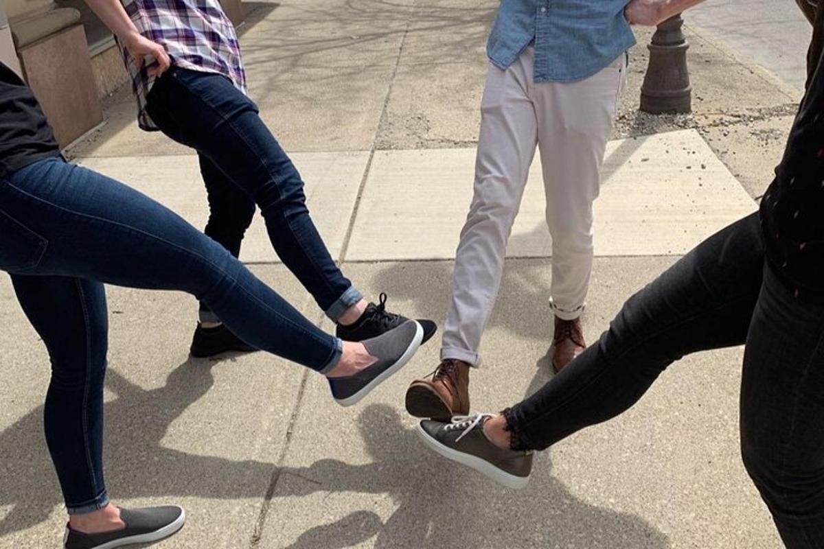un gruppo di persone che camminano per strada