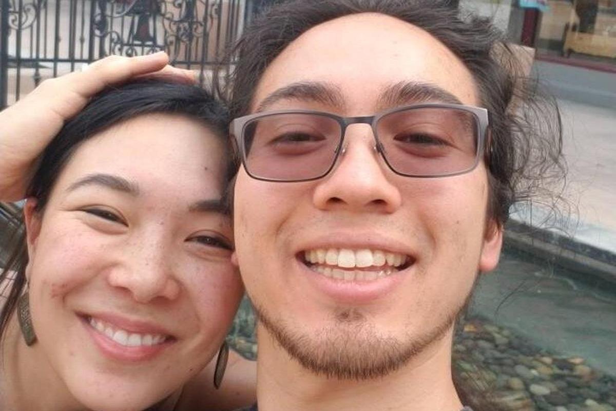 un uomo e una donna posano per una foto