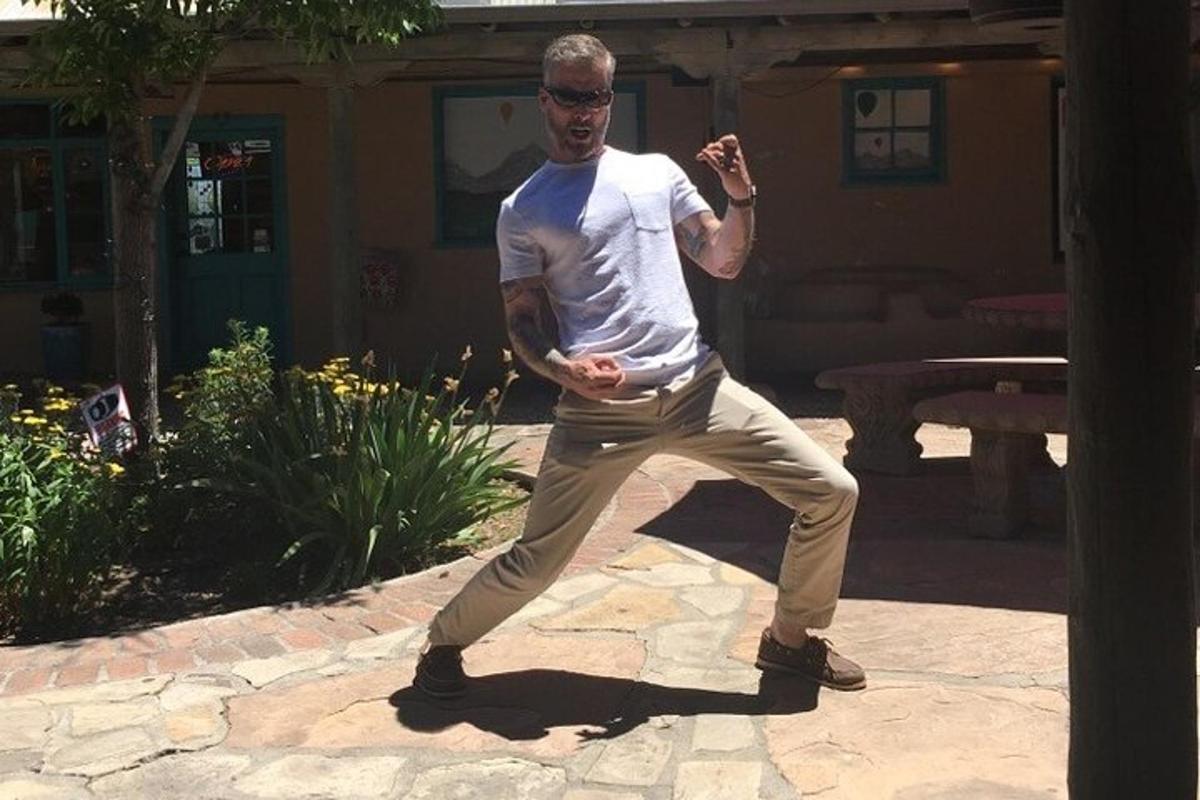 muž stojí na cihlové lávce