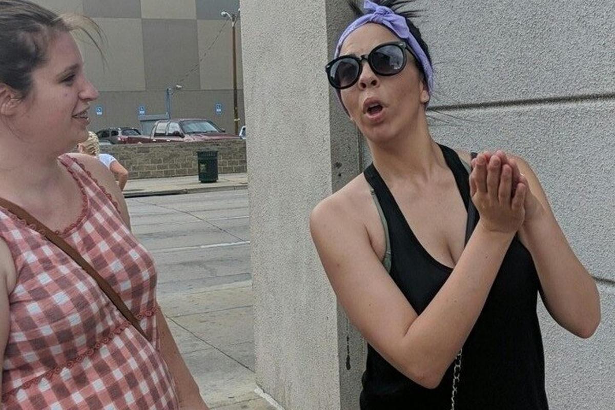 due donne sono in piedi accanto a un edificio