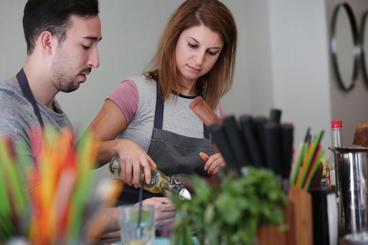 un uomo e una donna in cucina che preparano il cibo