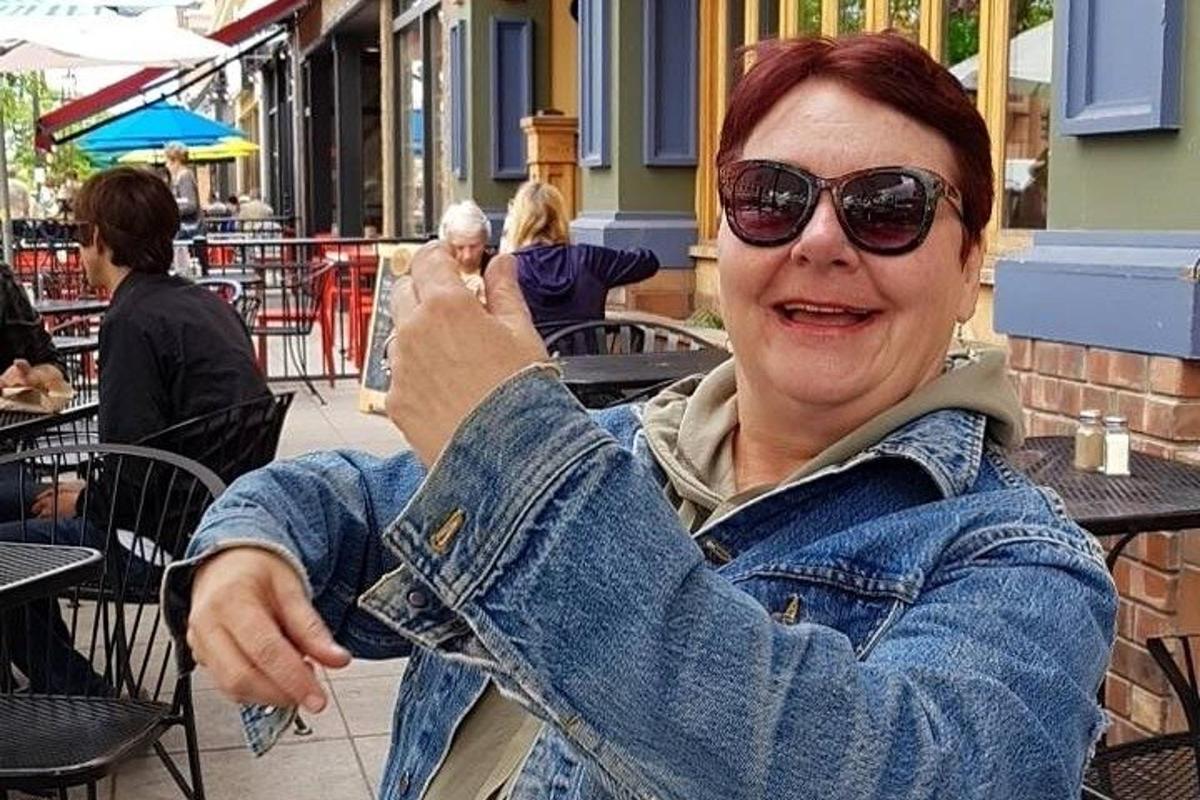 kobieta w okularach przeciwsłonecznych pokazuje kciuk w górę
