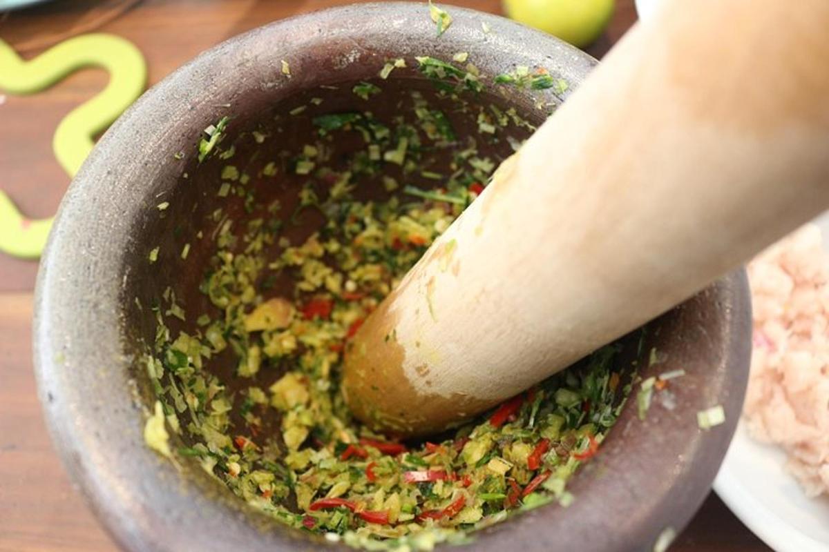 una pentola piena di ingredientiamiantoamiantoamiantobestosomalia