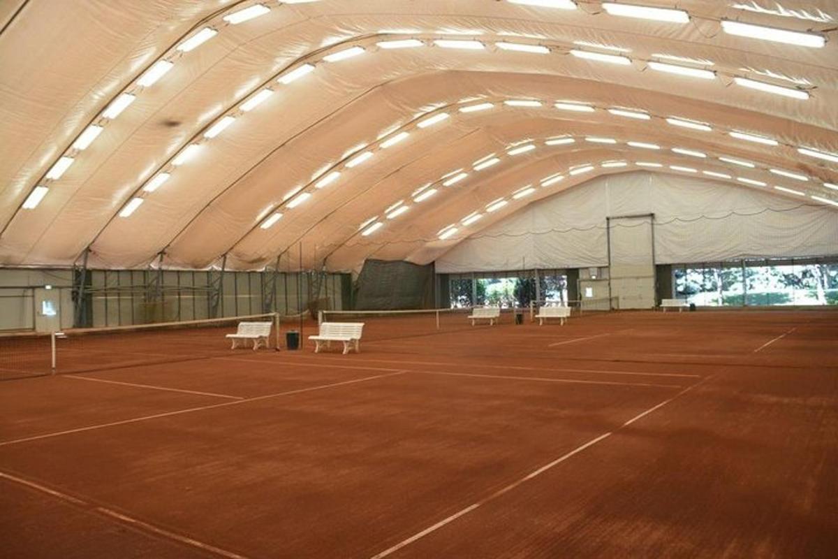 teniško igrišče s klopmi v velikem šotoru
