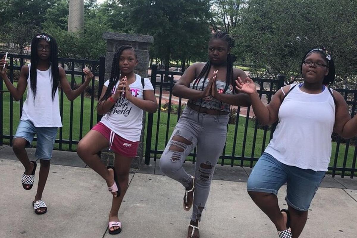 一群妇女在栅栏前跳舞