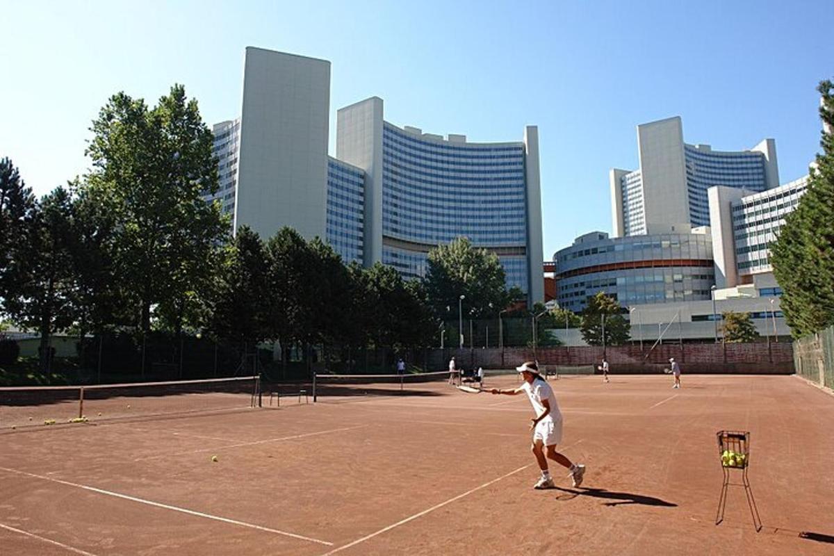 moški igra tenis na teniškem igrišču
