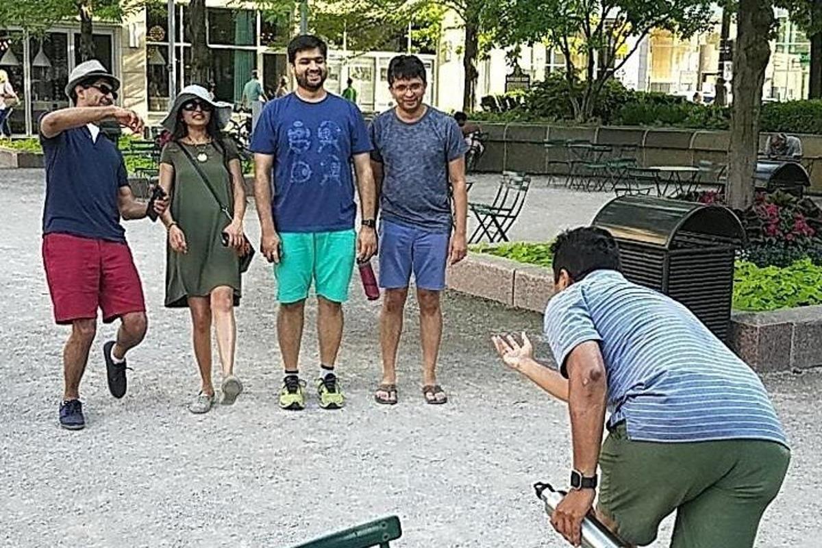 一群人站在公园里