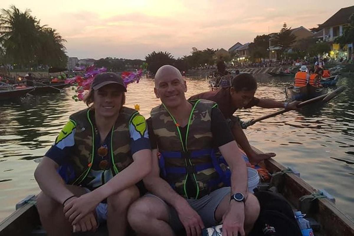 un grupo de personas sentadas en un bote en el agua