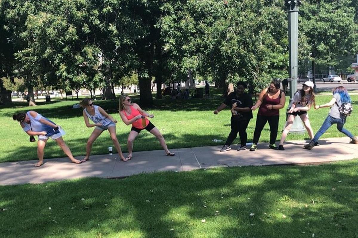un grup de persones jugant al frisbee en un parc