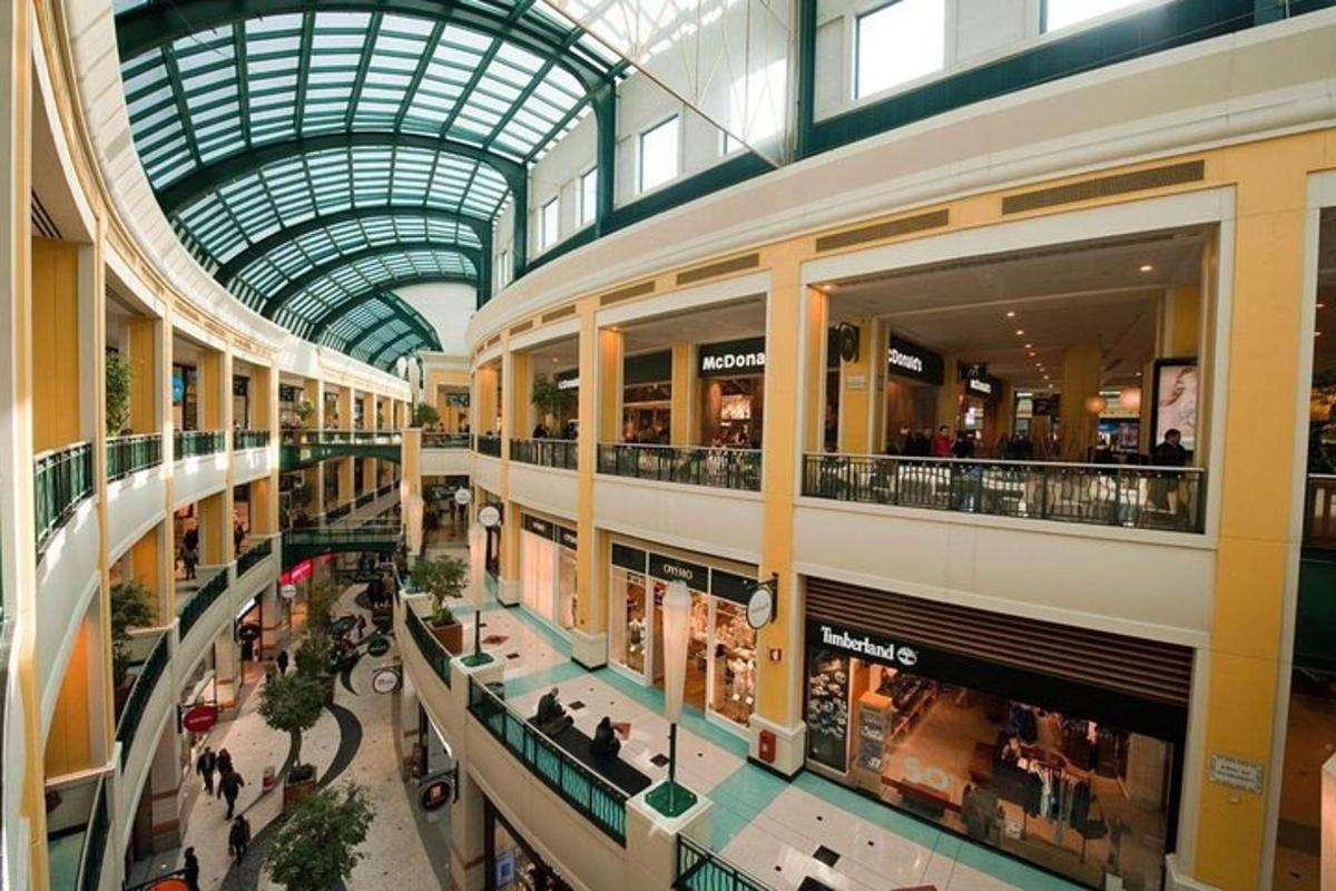 una vista dall'alto di un centro commerciale con un soffitto di vetro