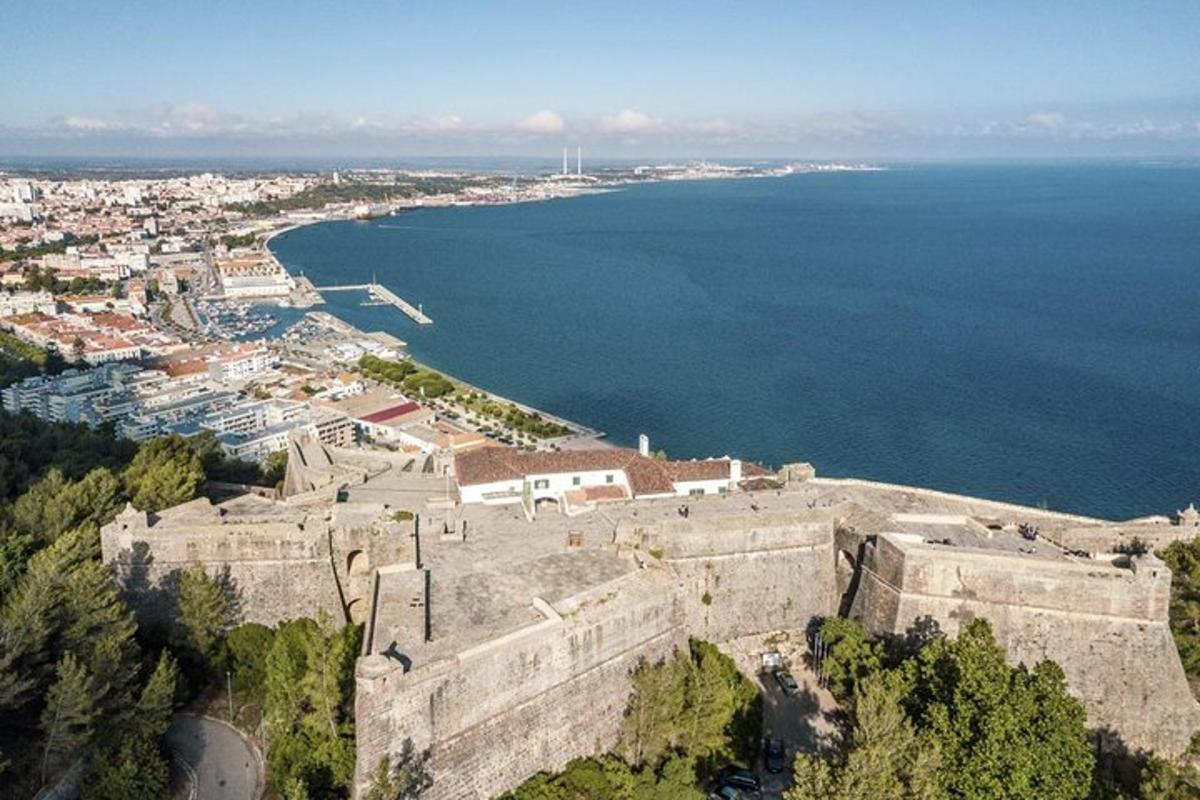 una vista aèria d'un castell i l'oceà