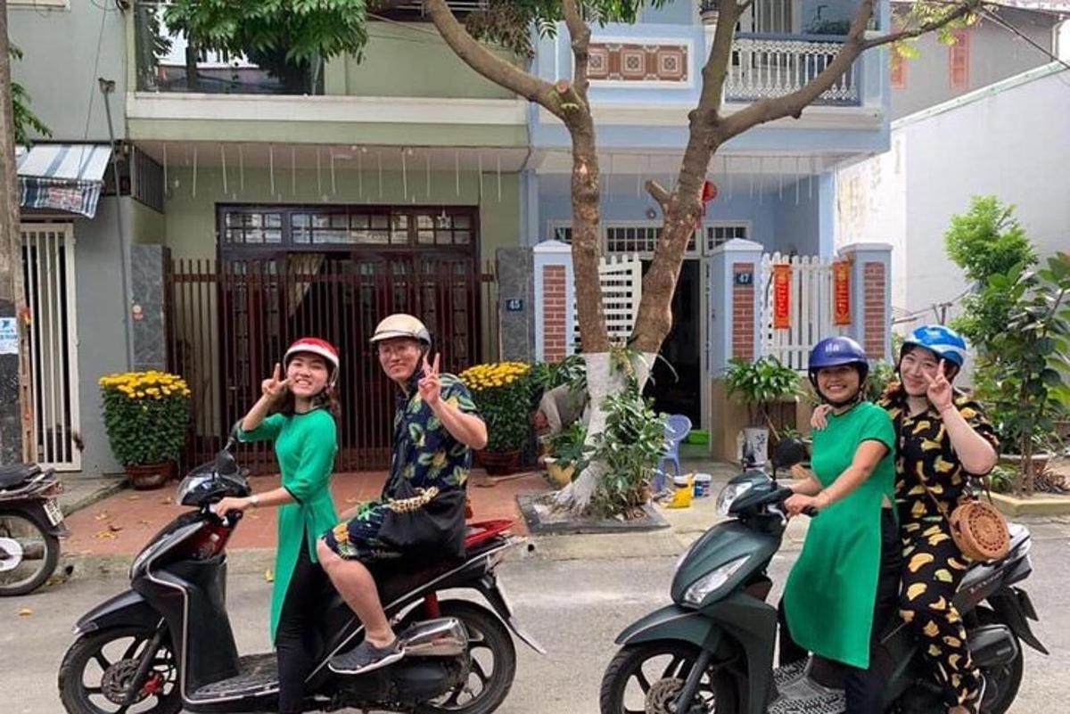 un groupe de personnes circulant en scooter dans la rue