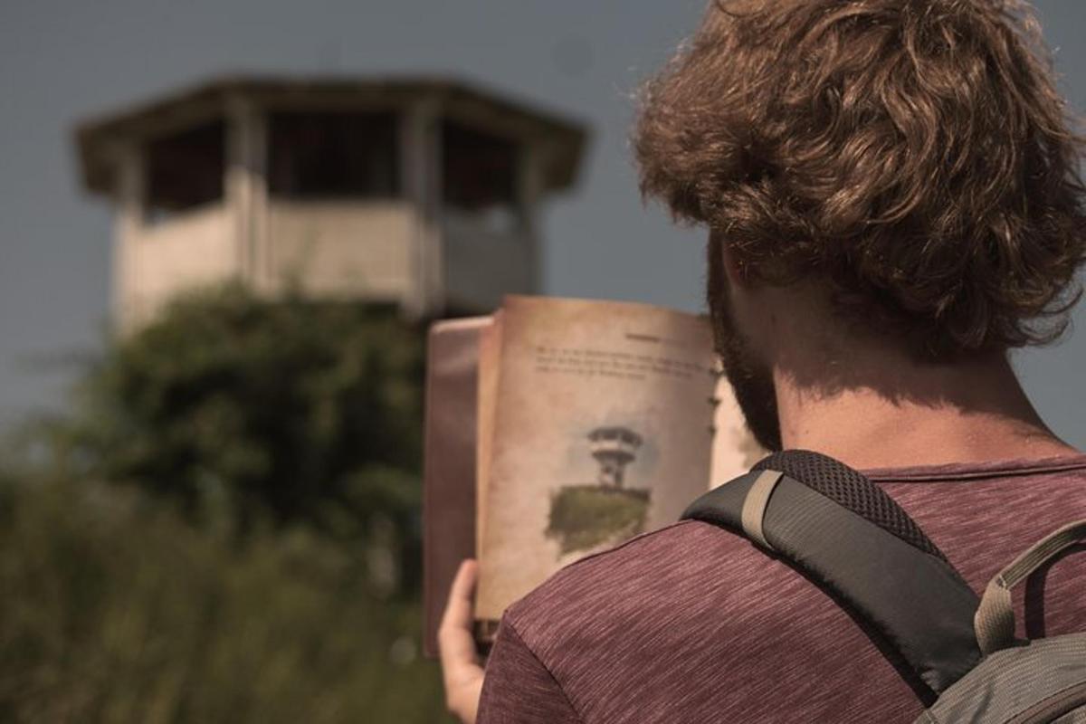 seorang lelaki membaca buku sambil memegang buku