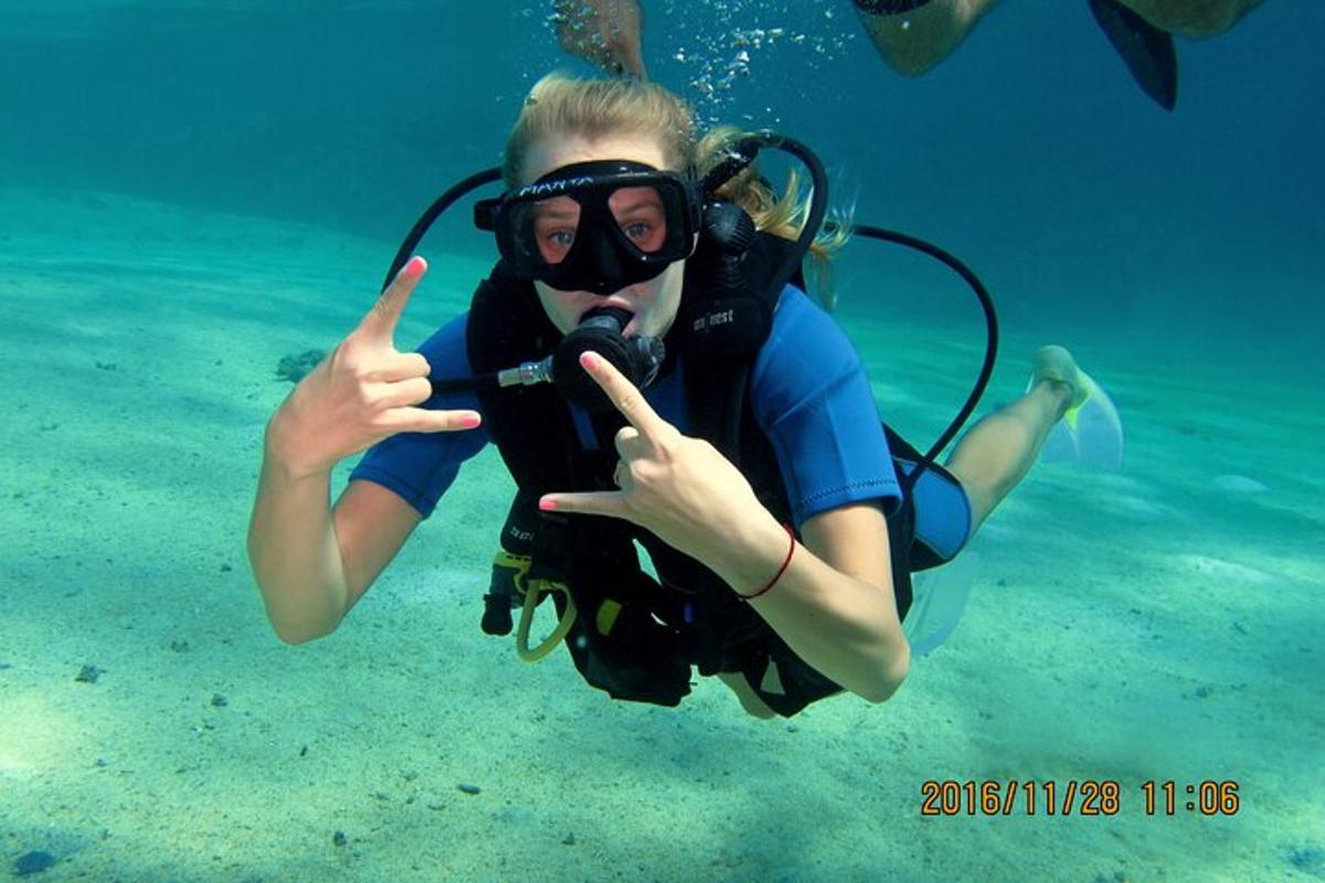 una persona con una maschera da sub in acqua