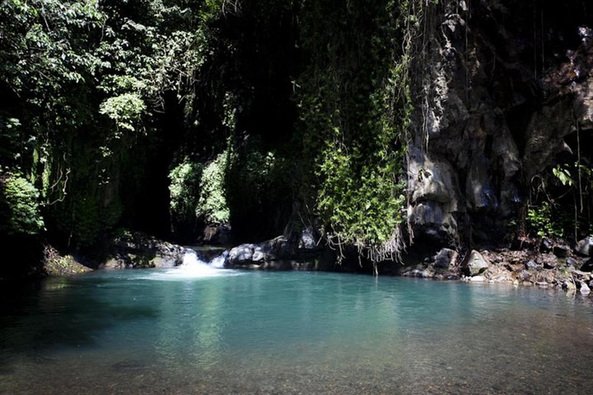 una piccola pozza d'acqua blu in una grotta