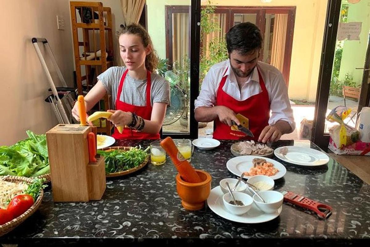 un uomo e una donna che preparano il cibo su un tavolo