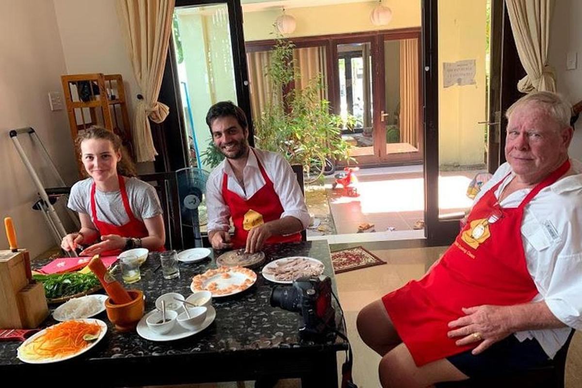 um grupo de pessoas sentadas à mesa com comida