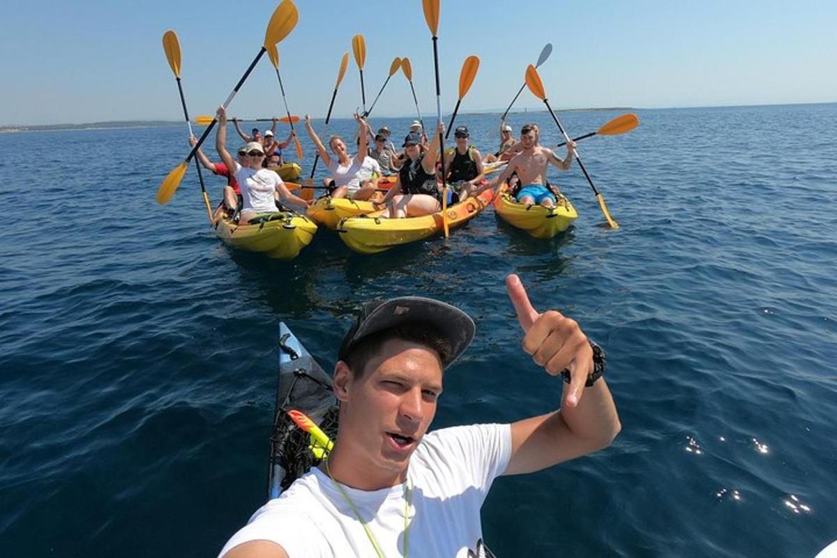un grup de persones en caiacs a l'aigua