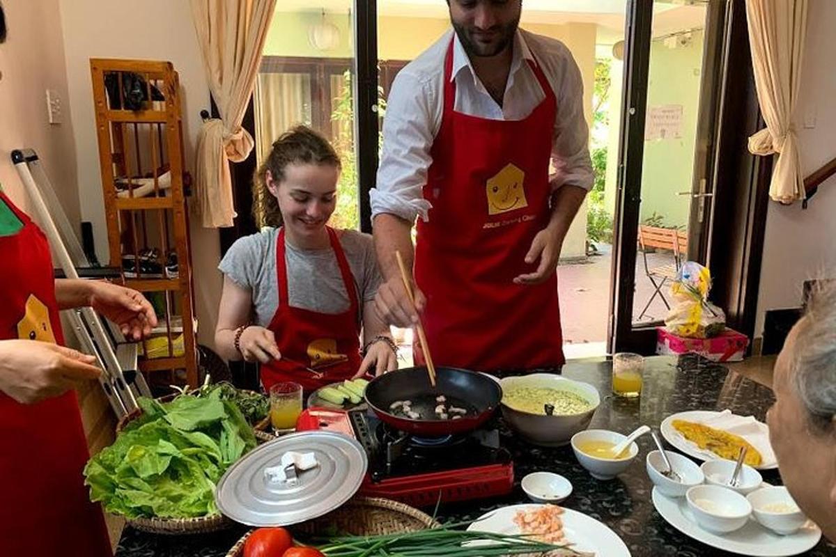 um grupo de pessoas em uma cozinha preparando comida
