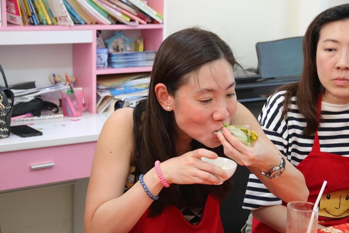 una donna che mangia un panino con un'altra donna