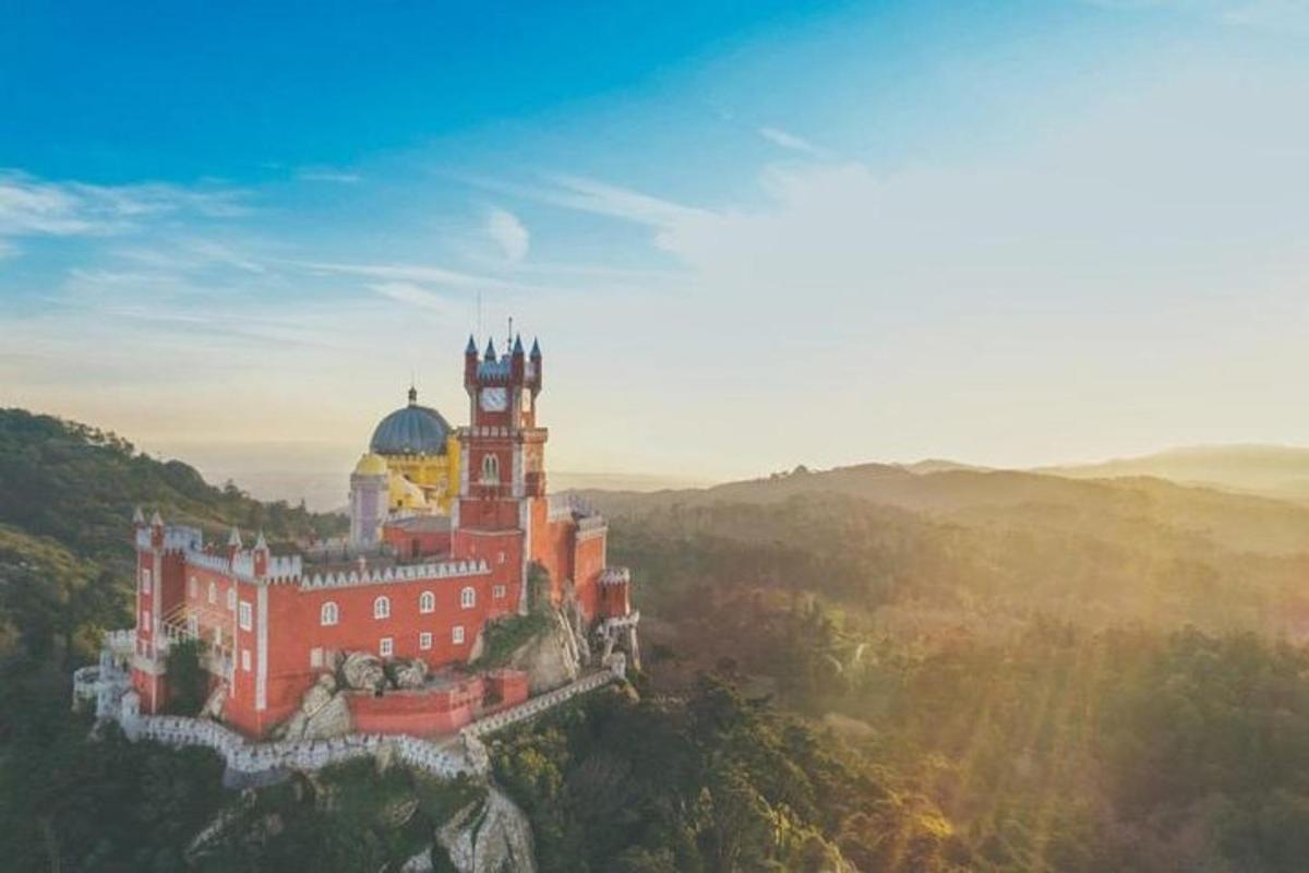 hrad na vrcholu hory na kopci