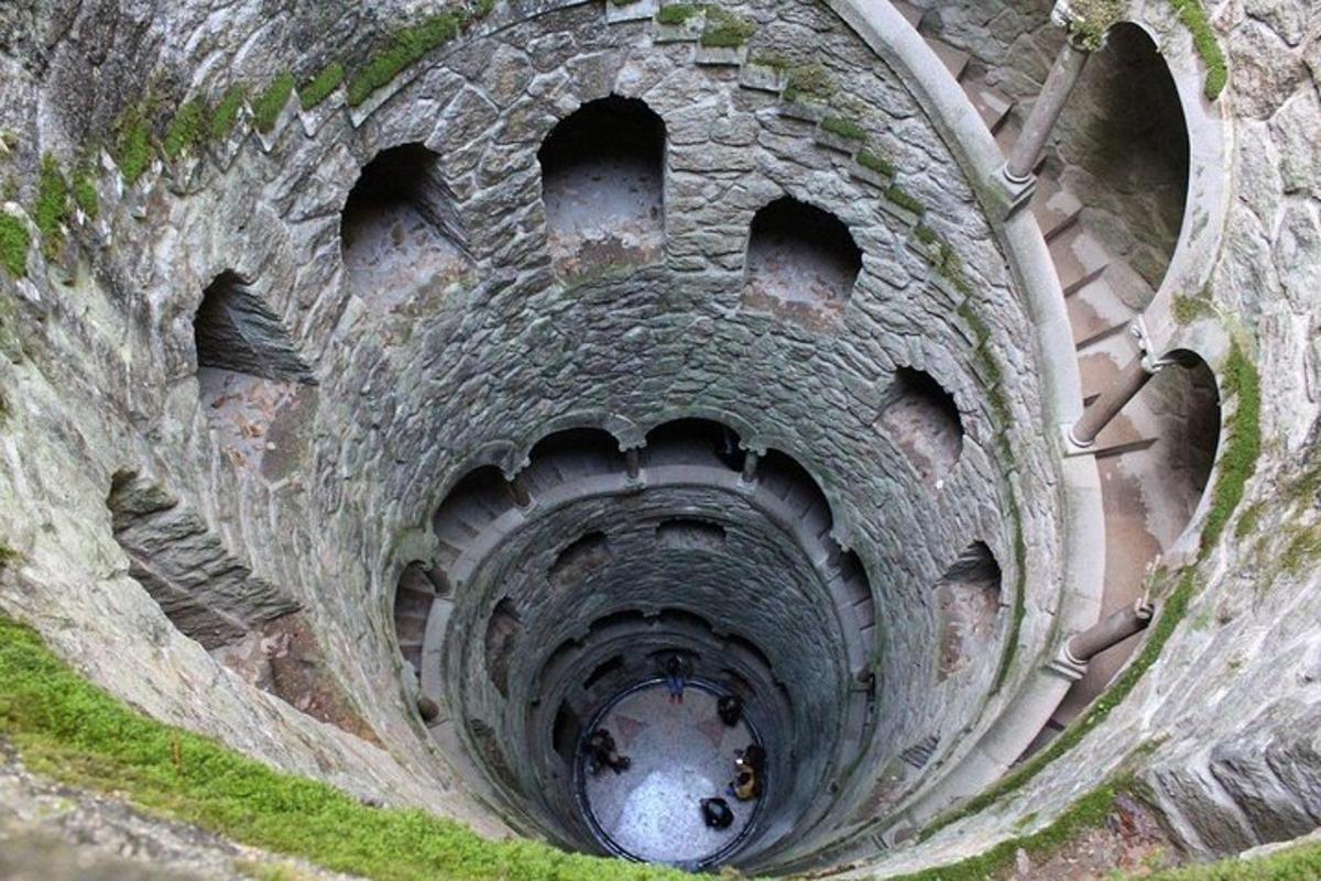 kamenný tunel s hromadou děr