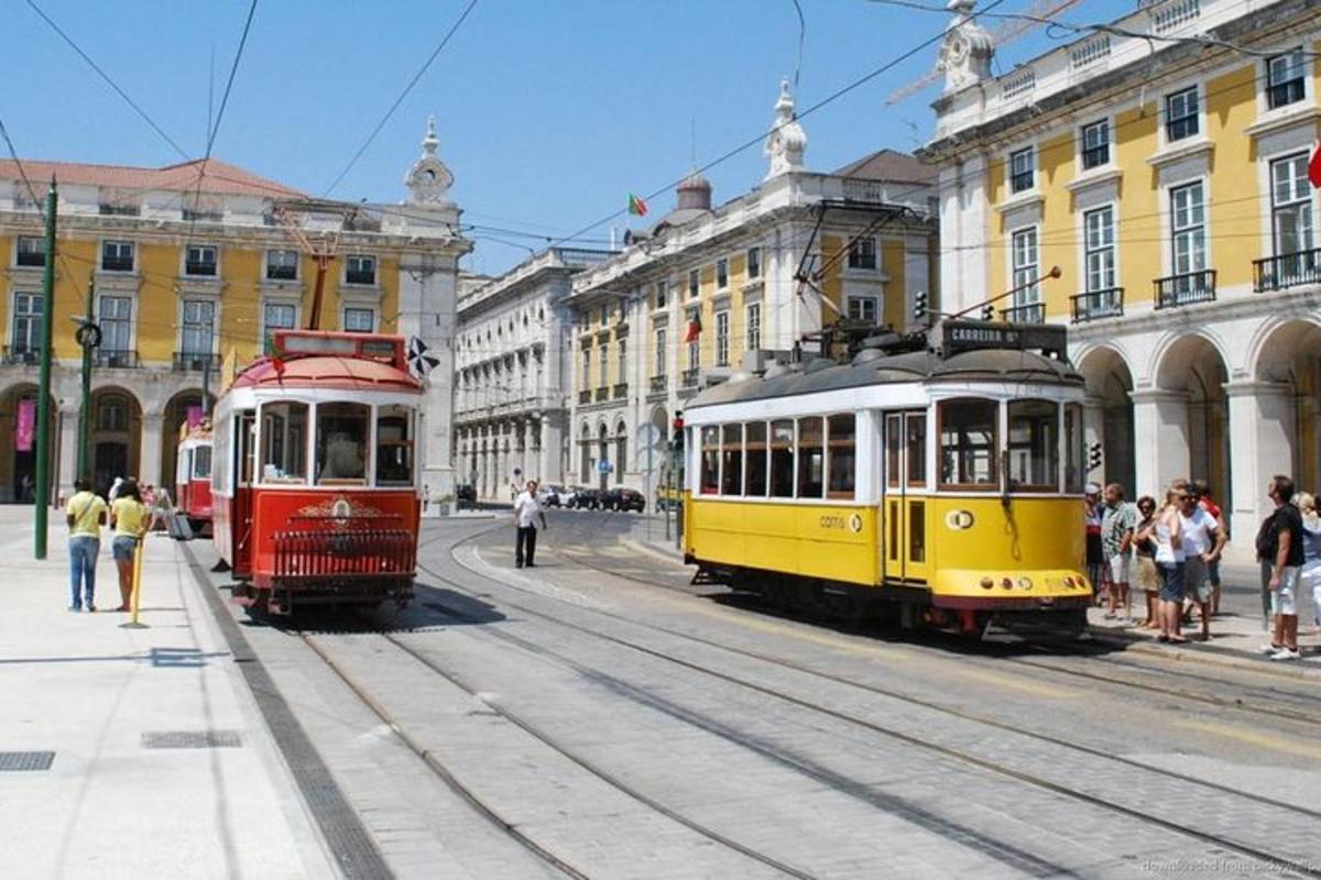 Δύο τρόλεϊ σε έναν δρόμο σε μια πόλη