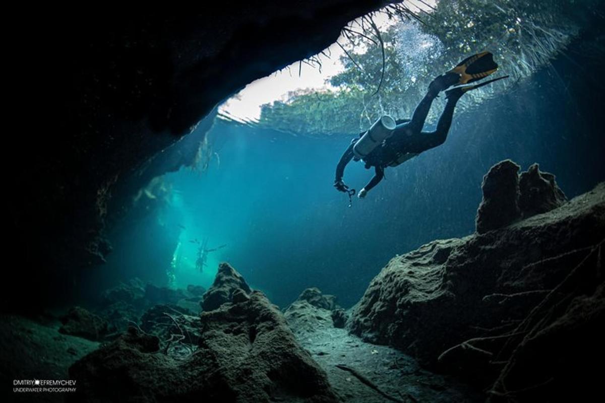 um homem está nadando em uma caverna subaquática