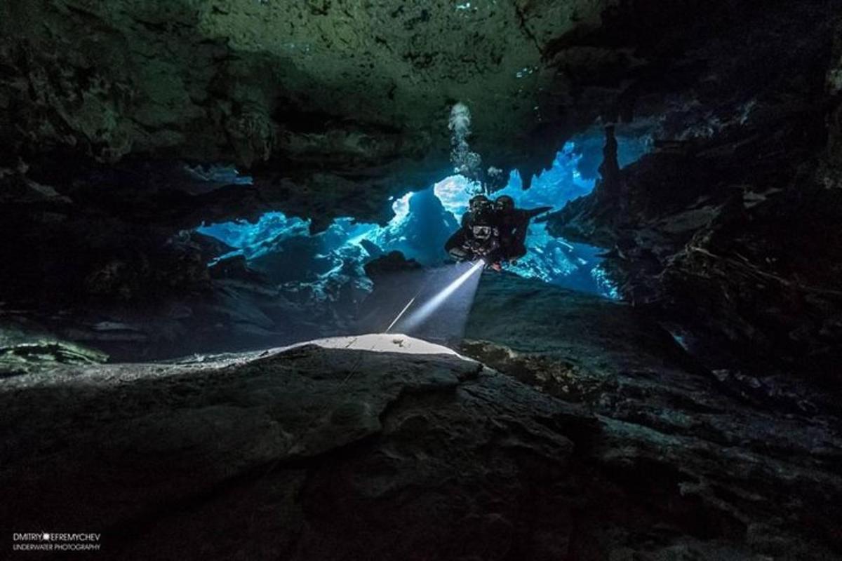 una persona che guida una motocicletta attraverso una grotta