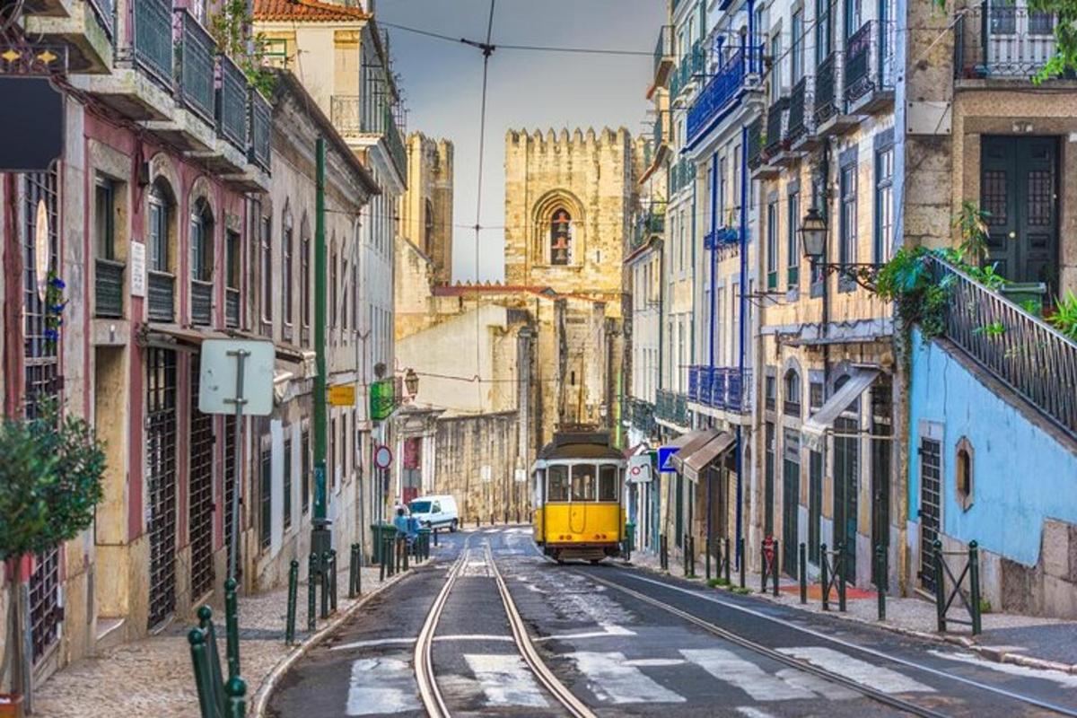 Un tranvía amarillo en una calle de la ciudad con edificios.