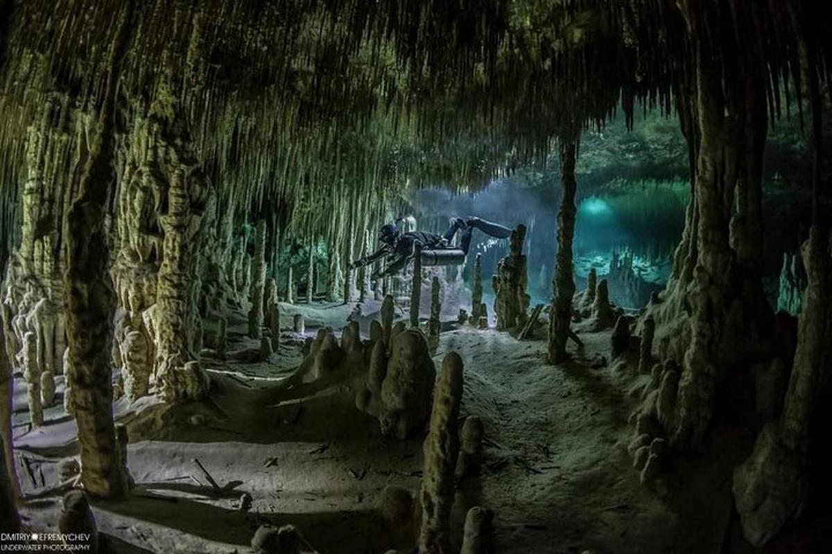 un dipinto di una grotta con una persona al centro