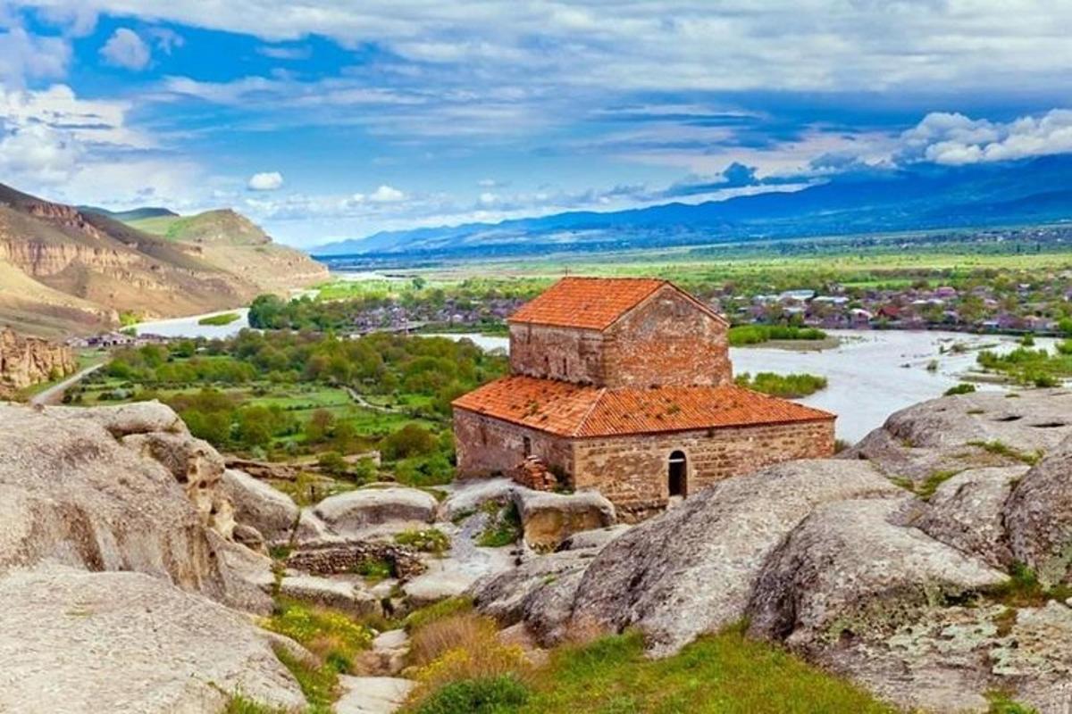un vecchio edificio in cima a una montagna rocciosa