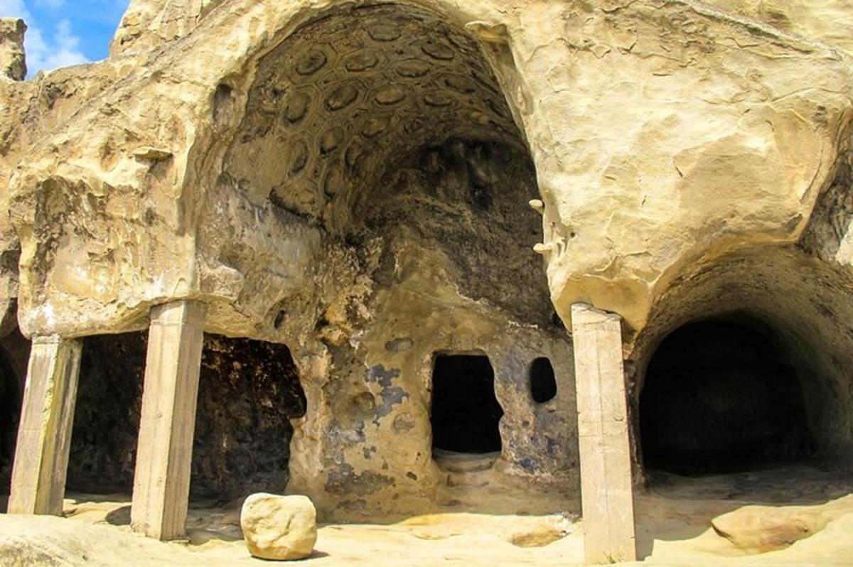 un edificio in pietra con pilastri nel deserto