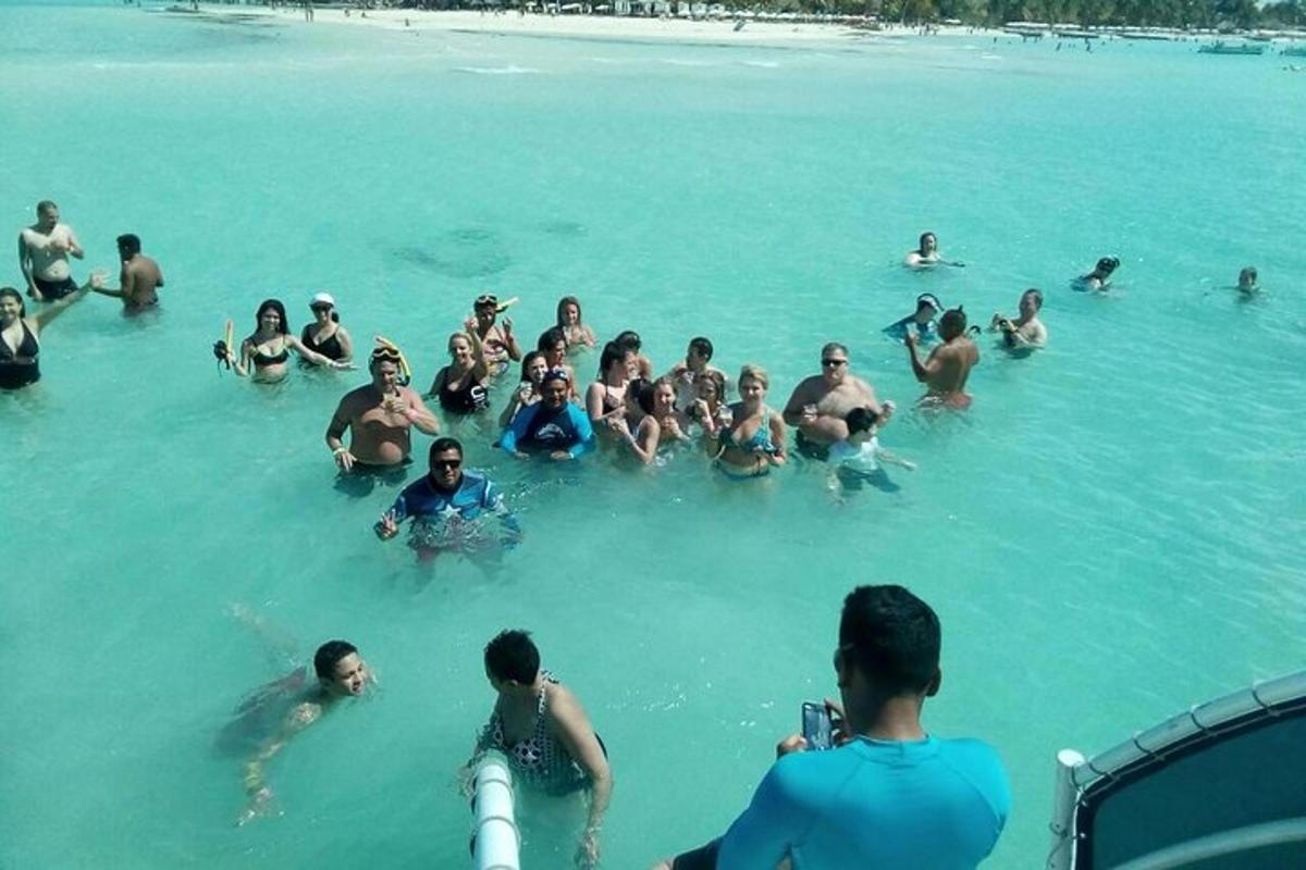 grupa ljudi u vodi na plaži