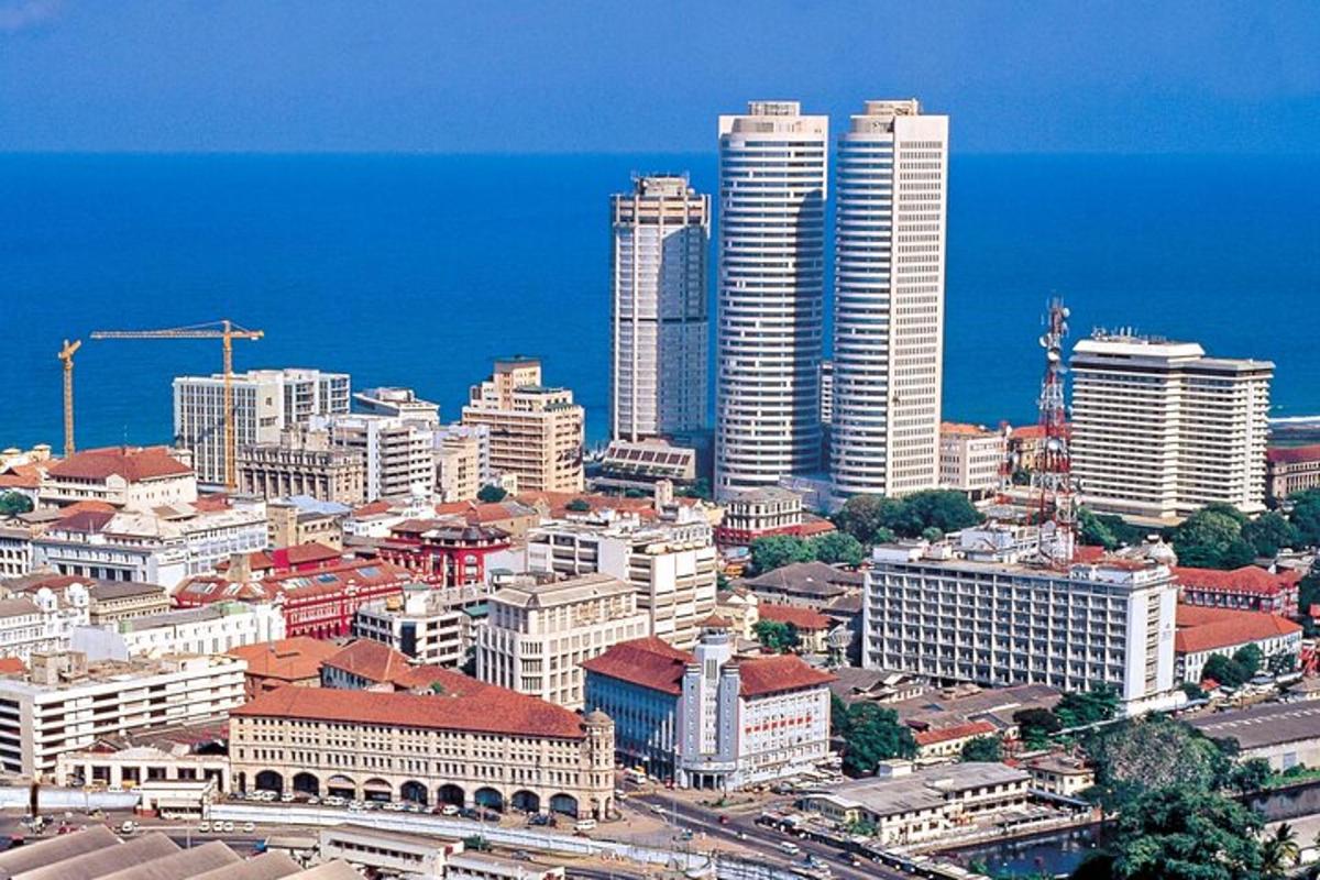 una gran ciudad con edificios altos y edificios
