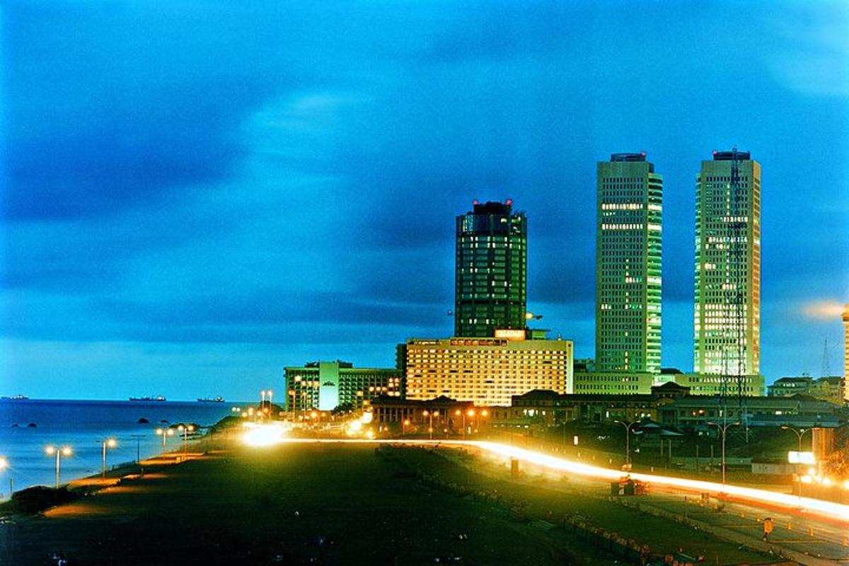 uno skyline della città di notte con edifici alti