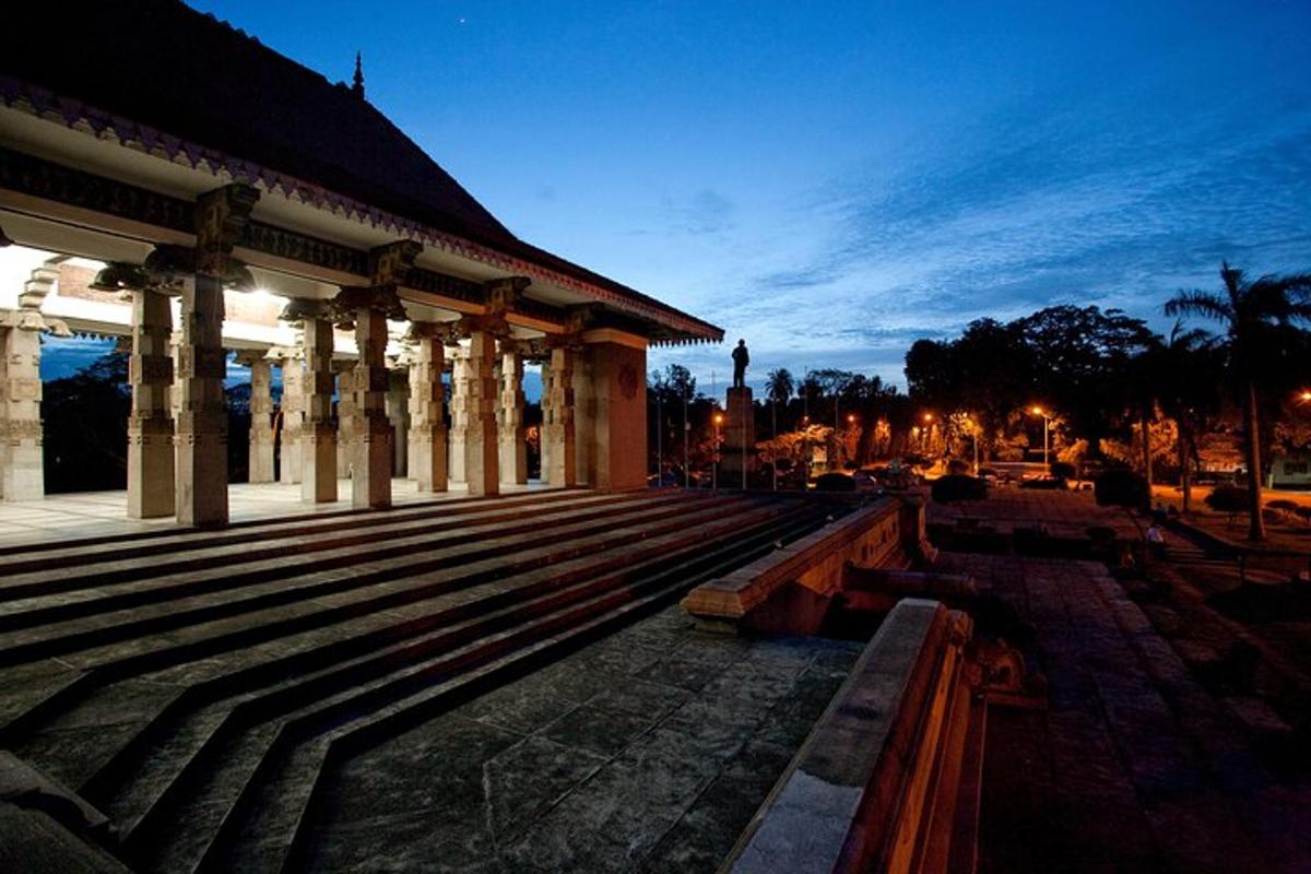 sebuah bangunan dengan bangku di taman pada malam hari