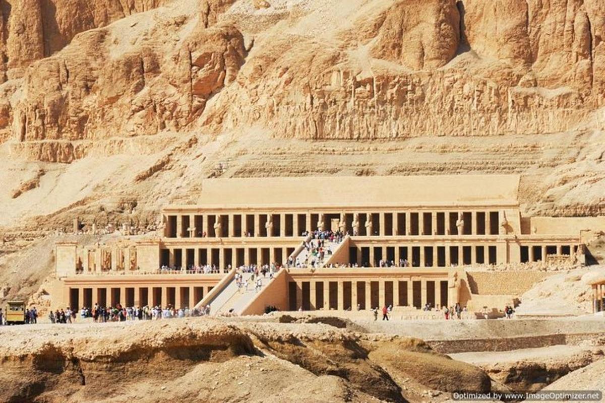 μια ομάδα ανθρώπων που στέκονται έξω από ένα κτίριο σε ένα βουνό