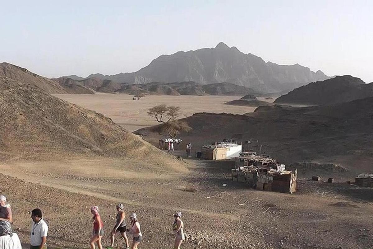um grupo de pessoas caminhando no deserto