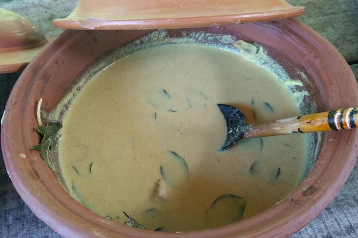 una ciotola di zuppa con un cucchiaio di legno dentro