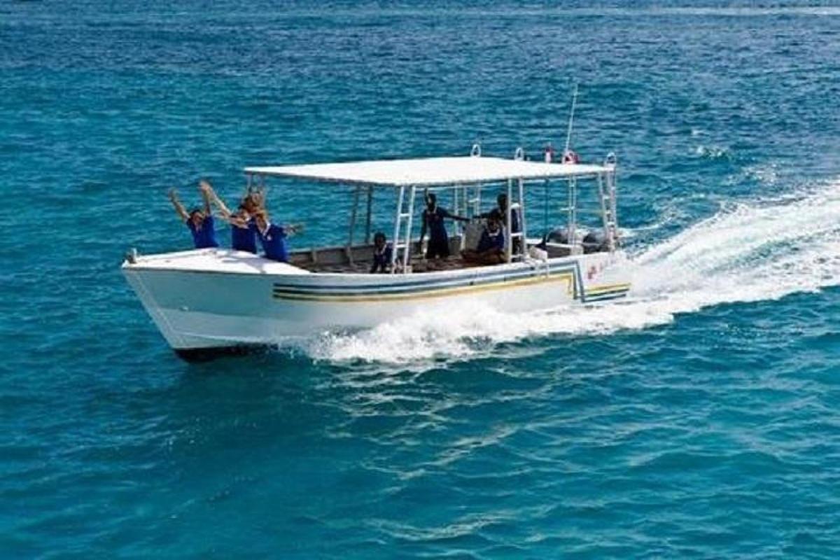 un gruppo di persone su una barca in acqua