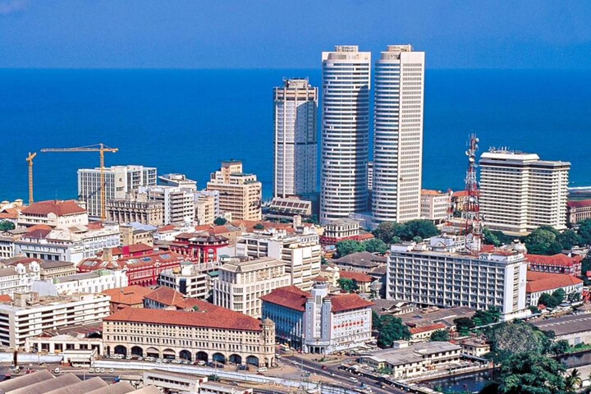 una città con grattacieli al centro