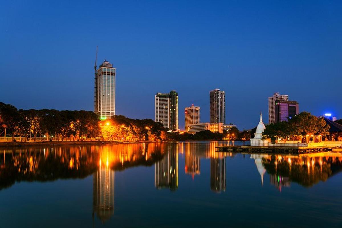 uno skyline di una città di notte con un grande specchio d'acqua
