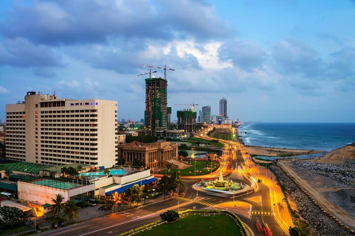 una vista di una città con l'oceano e gli edifici