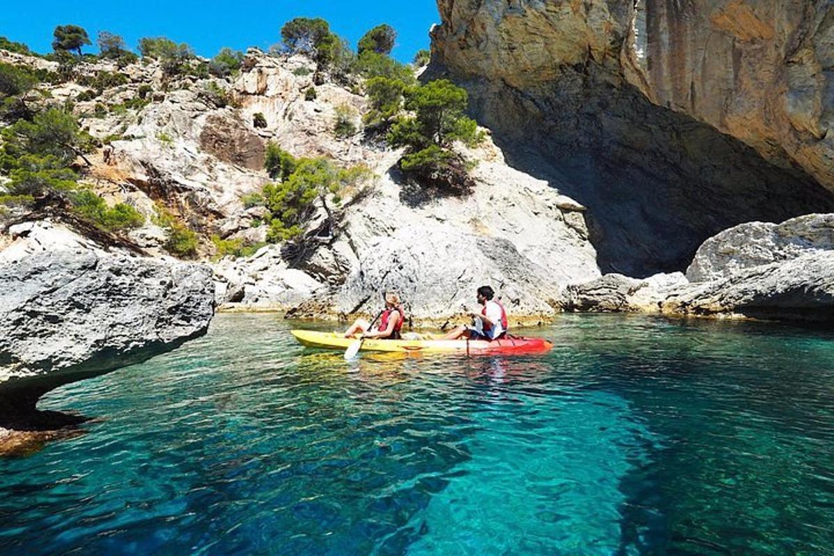 Δύο άτομα βρίσκονται σε ένα καγιάκ στο νερό