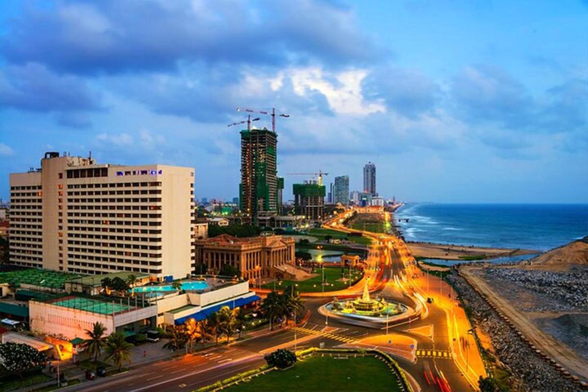 uma vista de uma cidade com edifícios e o oceano